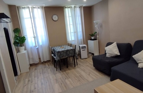 Saint-Charles Apartment | Le P'tit St Charles Arrive, pack your bags, breathe: you're in Marseille.