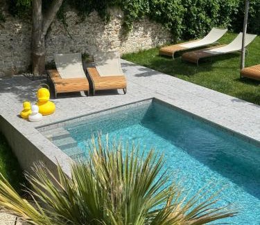 Grignan Bed & Breakfast | Le Pavillon M, Piscine et Spa au pied du château, Petit-Déjeuner inclus, Parking privé