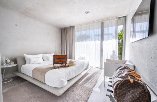 Grignan Bed & Breakfast | Le Pavillon M, Piscine et Spa au pied du château, Petit-Déjeuner inclus, Parking privé
