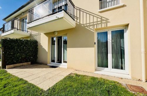 Carentan Apartment | Le Petit Podium Cozy Ground Floor