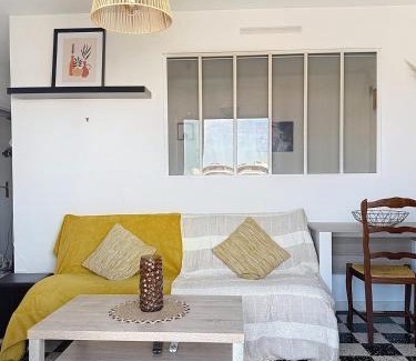 La Jetee Apartment | Le petit soleil - Vue Mer et bureau by Alto Service