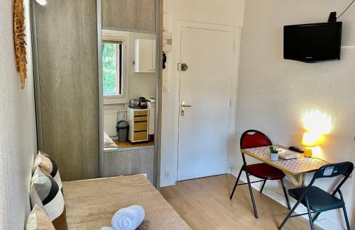 Charlier - Valvert Apartment | Le Petit Urbain - Studette 1 personne Ecully avec parking privé