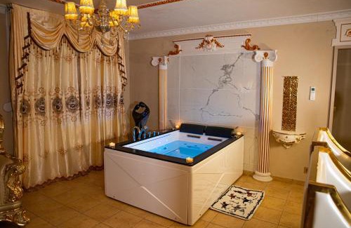 Vernon Apartment | Le Petit Versailles