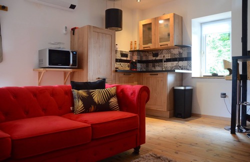 Cusset Apartment | Le Pigeonnier. Private apartment in château grounds, 5 km from historic Vichy