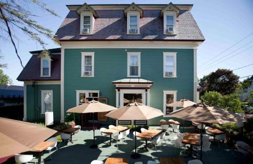 Sutton Hotel | Le Pleasant Hôtel & Café