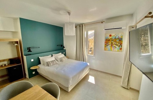 Martignargues House | LE PONT Junior Luxury Suite with private Jacuzzi