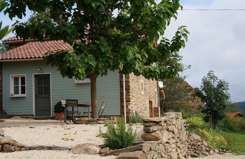 Blesle Cottage | Le Poulailler is a comfortable, well equipped and sunny holiday home