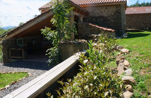 Blesle Cottage | Le Poulailler is a comfortable, well equipped and sunny holiday home