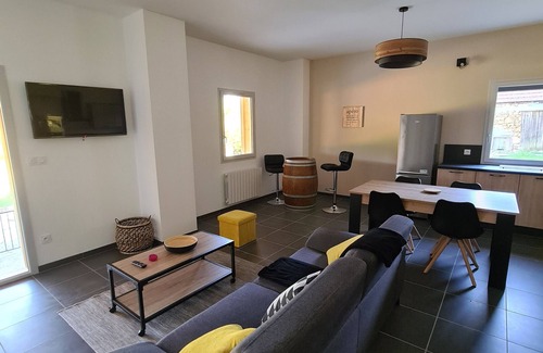 Saint-Leon-sur-Vezere Cottage | Le Séchoir des acacias, 110m2 gîte "La Noyeraie" with heated swimming pool.