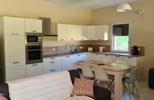 Saint-Leon-sur-Vezere Cottage | Le Séchoir des acacias, 110m2 "L'Orée du Bois" gîte with heated pool.