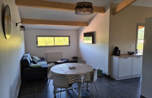 Saint-Leon-sur-Vezere Cottage | Le Séchoir des acacias, Gîte "Les Falaises" of 85m2 with heated swimming pool.