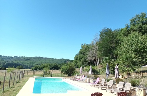 Saint-Leon-sur-Vezere Cottage | Le Séchoir des acacias, Gîte "Les Falaises" of 85m2 with heated swimming pool.