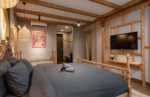 Hang Trong Bed & Breakfast | Le's home boutique homestay in the center Hanoi Old quarter