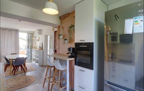 Aiguerelles Apartment | LE SMILE - 3 bedrooms - 8pers - Parking - Centre Gare