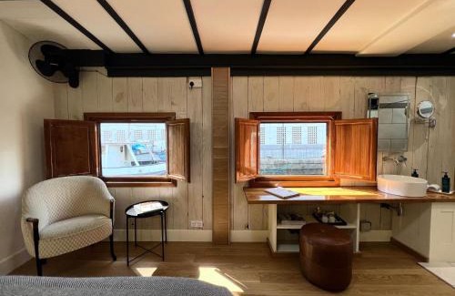 Canary Wharf Boat Rental | Le Sorelle