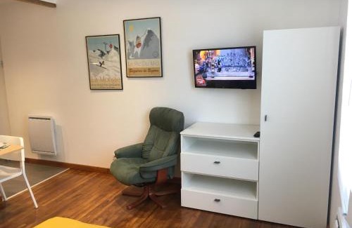 Bagneres-de-Bigorre Apartment | LE STUDIO, avec un extérieur, un local pour vos vélos, skis, bagages