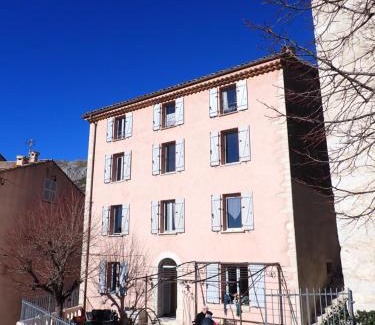 Coursegoules Apartment | Le studio côté chapelle