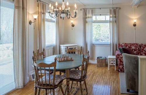 Hatley House | Le toit bleu