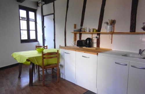 Uzerche Apartment | Le trou dans le mur