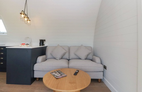 Newent Cottage | LEADON VIEW OAK, pet friendly, with a garden in Newent
