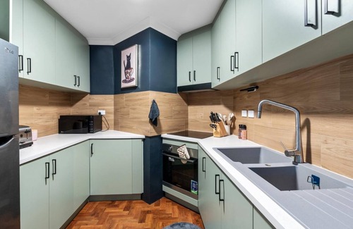 Kensington Apartment | Leafy central stylish apartment in great location.