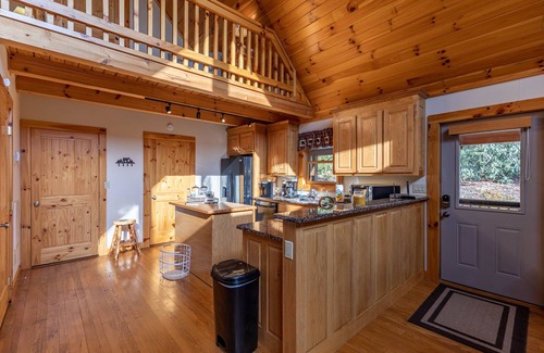 Linville Falls Cabin | Leafy Way Lodge - private log home, hot tub, fire pit, 30min to skiing