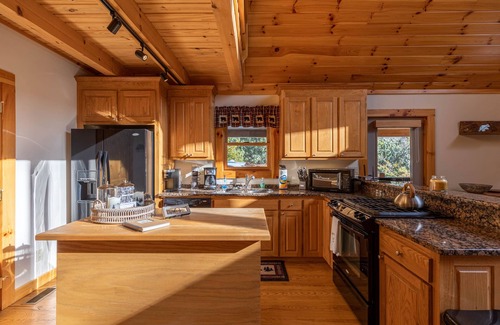 Linville Falls Cabin | Leafy Way Lodge - private log home, hot tub, fire pit, 30min to skiing