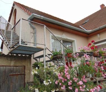 Sarvar Apartment | Leander Apartman