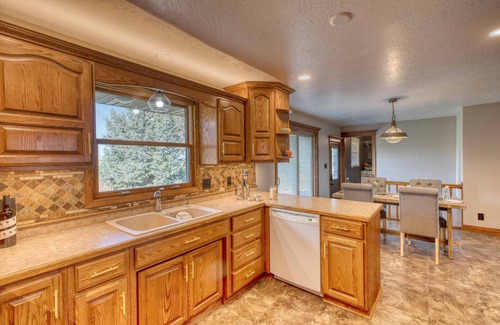 Yankton House | Leather&Spruce - Luxury Lake area fun funky home with amenities. Great for 2-18!