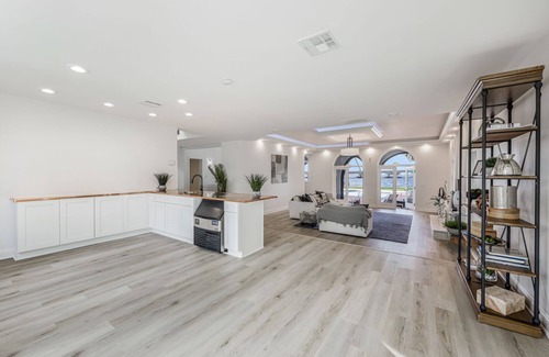 Fort Myers Villa | Leave the World Behind. 7 Bedroom Sleeps 20+, River View, Pool, Pets ok