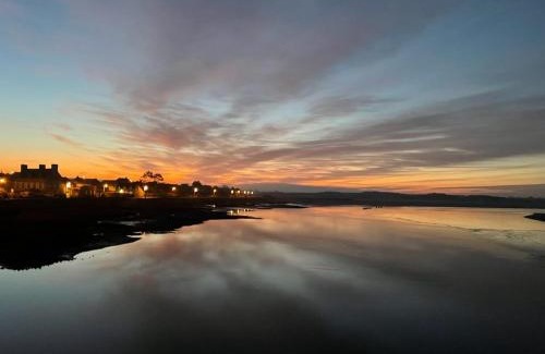 Portbail House | leBel endroit 145m2 , terrain et terrasse de 350m2 au coeur des commerces ,à proximité de la mer et tous services inclus