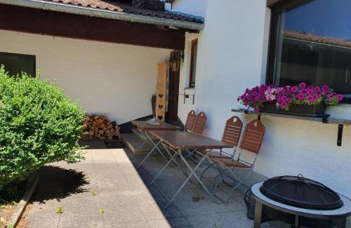 Pinswang Apartment | LECHUFER, 80m2, Haushälfte mit privatem Eingang, Kaminofen, Terrasse, Garten