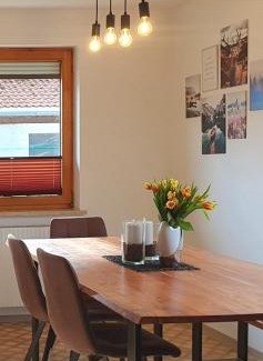 Pinswang Apartment | LECHUFER, 80m2, Haushälfte mit privatem Eingang, Kaminofen, Terrasse, Garten