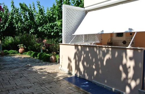 Ellomenos Apartment | Lefkada Nydri Geni. Well-equipped two-room apartment sleeps 4 p.t
