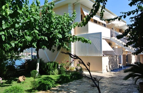Ellomenos Apartment | Lefkada Nydri Geni. Well-equipped two-room apartment sleeps 4 p.t