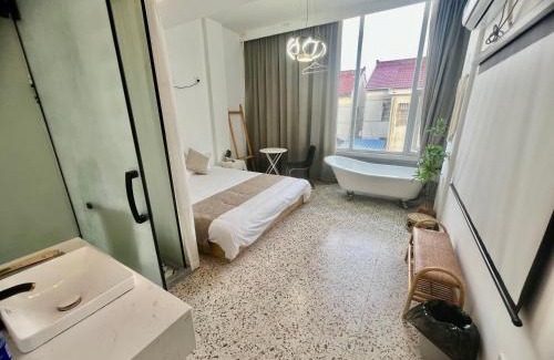 Pudong House | Left Bank La Vie Pool Resort