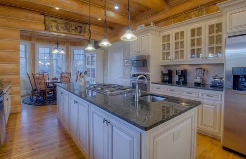 Ellijay Cabin | Legend- with a creek and 100 acres to enjoy in North Georgia