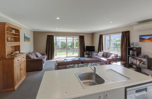 Manapouri House | Leigh Cottage Manapouri