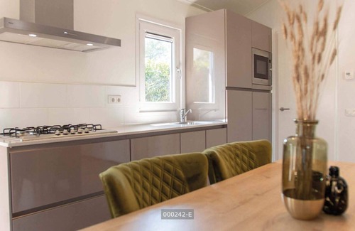 Cromvoirt Ski Chalet | ✓ Leijhoeve at Résidence de Leuvert ✓ Holiday home for 4 persons ✓ Located near Den Bosch (Noord-Brabant) ✓ Near De IJzeren Man ✓ Book directly through the park