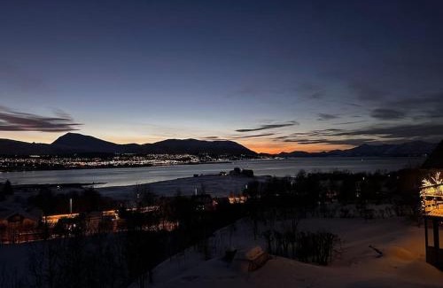 Kvaløysletta Apartment | Leilighet med 1 soverom i Tromsø/Kvaløysletta med flott beliggenhet og god utsikt. Kort vei til flyplass.