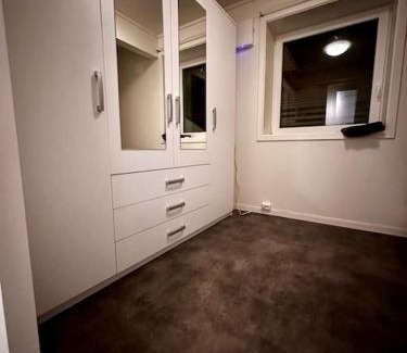 Kvaløysletta Apartment | Leilighet med 1 soverom i Tromsø/Kvaløysletta med flott beliggenhet og god utsikt. Kort vei til flyplass.