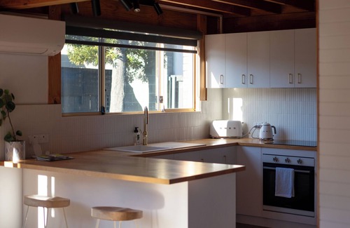 Bellerive Cottage | Lemon Tree | Walk to the beach! | Pet Friendly | Free Parking | Eco Friendly