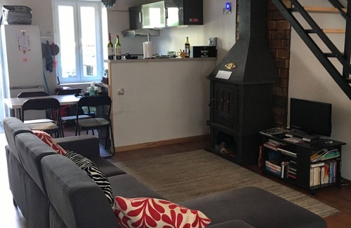 Leran House | Leran, Cottage in village with Patio, close to Lake Montbel, free WiFi