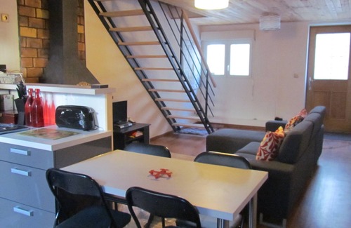 Leran House | Leran, Cottage in village with Patio, close to Lake Montbel, free WiFi