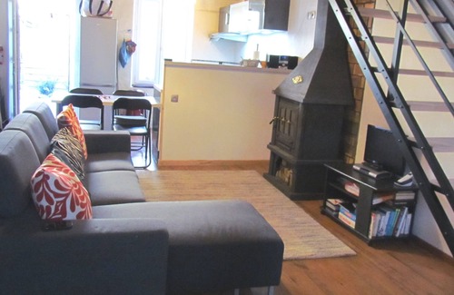 Leran House | Leran, Cottage in village with Patio, close to Lake Montbel, free WiFi