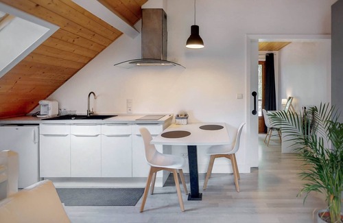 Pougny Apartment | Les Écureuils, Charmant appartement avec balcon - Vue sur parc et ruisseau