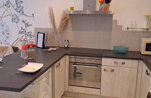 Cholet Apartment | Les Arcades Studio in the heart of town, near Puy du Fou, with Wi-fi, Netflix, Canal+.