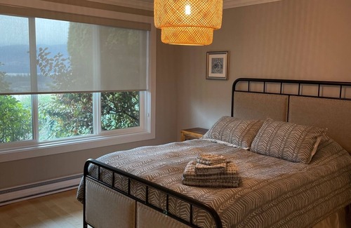 West Kelowna Estates Bed & Breakfast | Les Chambres Roses - Grey Room (Private Suite with Fireplace & Lake View)
