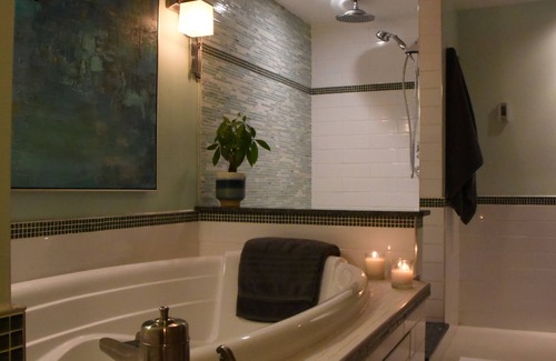West Kelowna Estates Bed & Breakfast | Les Chambres Roses - Grey Room (Private Suite with Fireplace & Lake View)