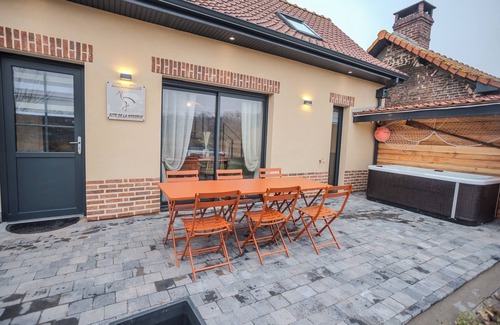 Grand-Laviers House | Les cigognes, lodging near baie de somme, 4 persons jacuzzi on terrace.